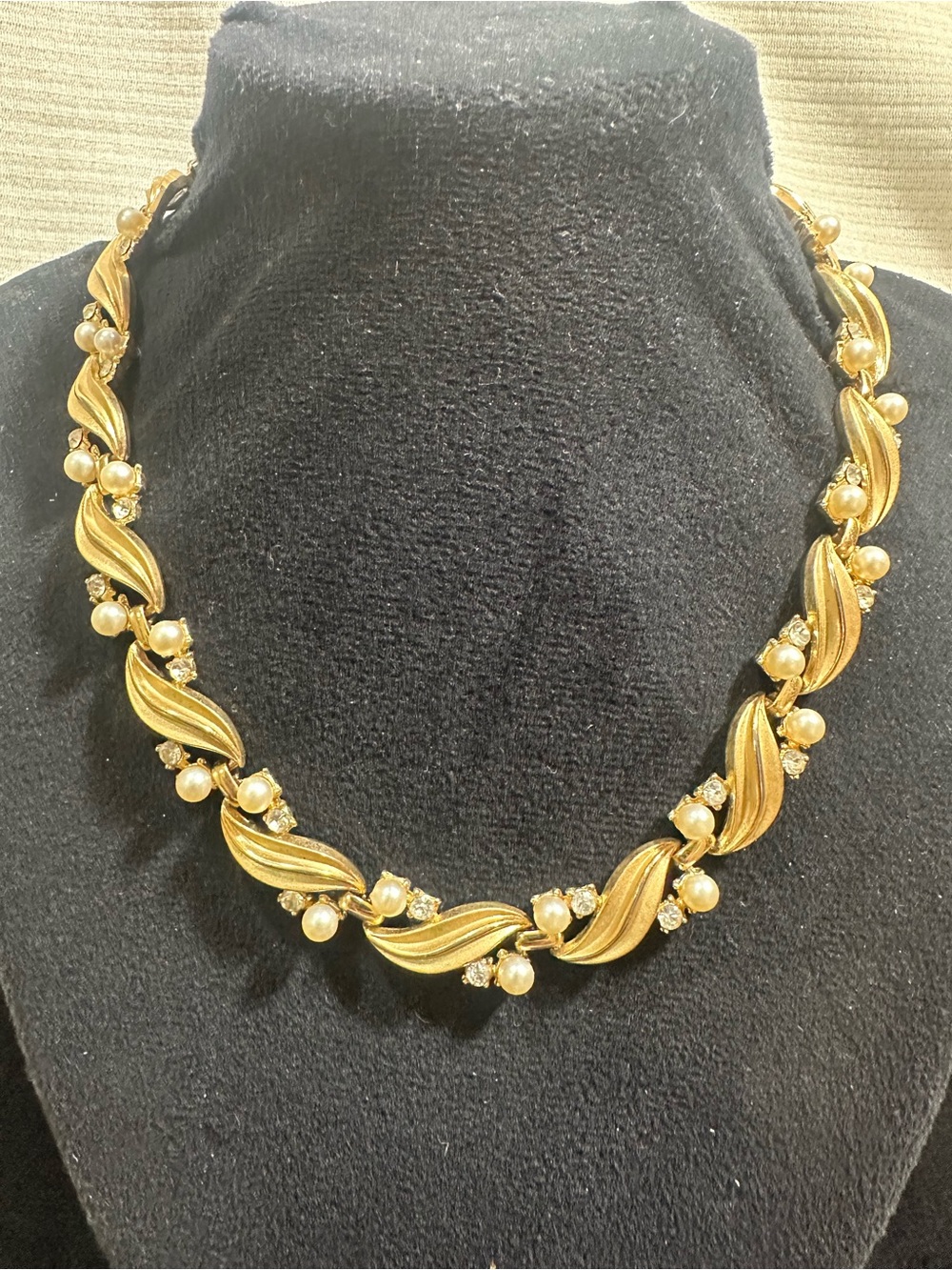 Vtg: Crown Trifari Rhinestone, Faux Pearl Gold Toned Swirl Link Necklace